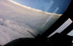 Los avioners de la NOAA se adentran en el ojo del huracán.