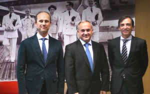 De izquierda a derecha: Jorge Vilar, jefe de formación de Iberia;  Óscar Sordo, FTO de FTEJerez; y Rafael Hoyos, director de producción de Iberia.