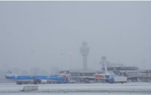 Los fuertes vientos y la intensa nevada obligaron ayer a cerrar el principal aeropuerto de Holanda.