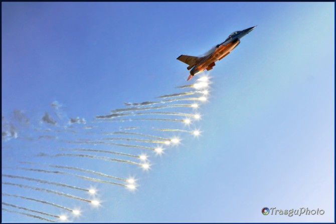 El F-16 de la Fuerza Aerea Holandesa adornando el cielo de bengalas (foto TrasguPhoto)
