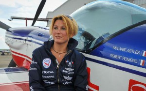 Melanie Astles, la primera piloto femenina en competir en la Air Race.