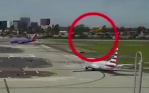 Ford aterrizó en la calle de rodadura, tras sobrevolar un avión de American Airlines.