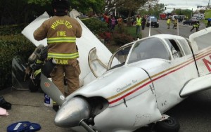 El avión acabó cayendo en la calle.