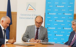 Un momento del acto de firma del acuerdo entre European Flyers, Universidad de Alicante y Banco de Sabadell.