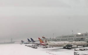 El aeropuerto de Bruselas ha amanecido completamente nevado.