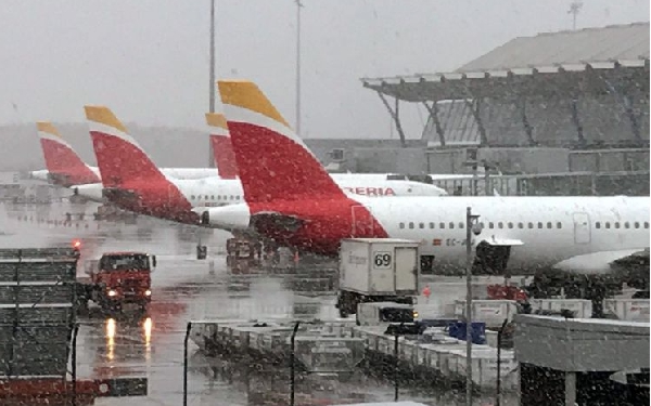 La nieve ha hecho acto de presencia con fuerza en el aeropuerto madrileño.
