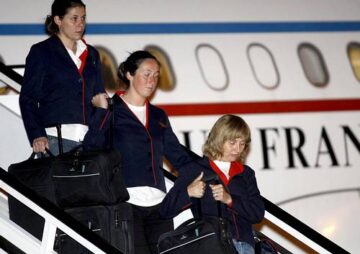 Tatiana desciende del avión presidencial francés tras ser liberada