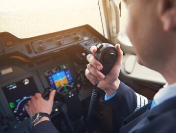 radio comunicaciones cockpit piloto