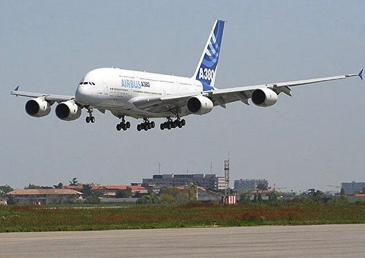 Airbus A380 en aproximación 