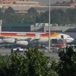 Vista del avión que tuvo que ser evacuado de emergencia en el aeropuerto de Amsterdam. 