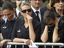 Personal de Air France durante la ceremonia por las víctimas ayer, en París