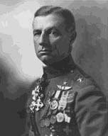 El general W. Mitchell es citado por la corte marcial. 