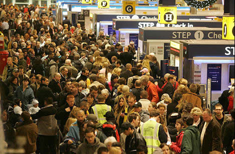 Mostradores de facturación de Londres Heathrow congestionados 